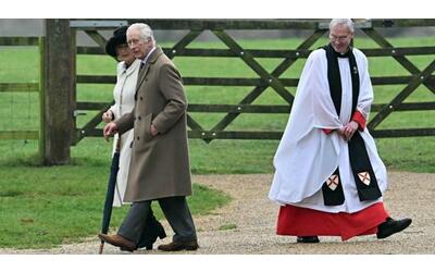 Re Carlo di nuovo in pubblico dopo la rivelazione sul cancro: va alla messa della domenica con la moglie Camilla