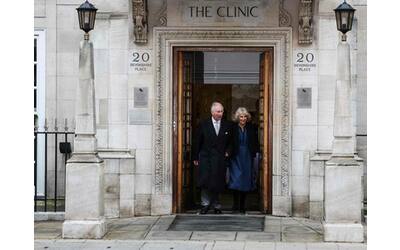 Re Carlo e Camilla, escono dalla London Clinic