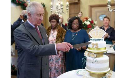 Re Carlo, la torta dei 75 anni (e il ribaltone a Downing street)