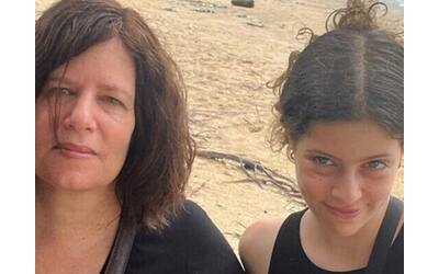 Rilascio degli ostaggi di Hamas, Hila libera ma separata dalla madre. I terroristi: «Non sappiamo dove sia»