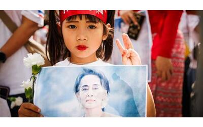 Scarcerata Aung San Suu Kyi, 78 anni, premio Nobel per la pace. È stata trasferita ai domiciliari a causa del caldo