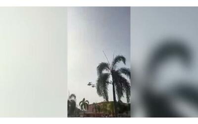 scontro tra due elicotteri in volo in malesia le immagini drammatiche