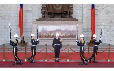 taiwan il governo promette di rimuovere le ultime statue di chiang kai shek