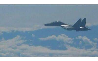 Taiwan, la Cina aumenta la pressione militare: 32 jet e 5 navi cinesi intorno...