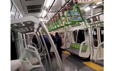 tokyo attentato in metropolitana tre accoltellati fermata una donna