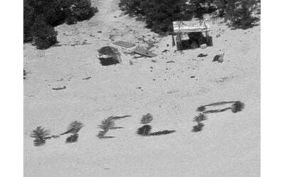 tre naufraghi salvati grazie a scritta help sulla sabbia di un isola della micronesia
