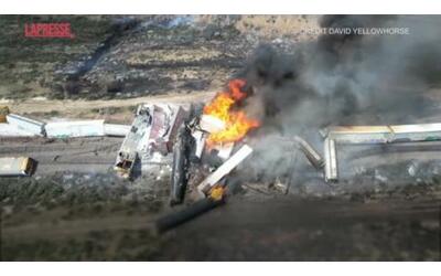 Usa, treno merci deraglia e prende fuoco: vagoni accartocciati e fiamme che...