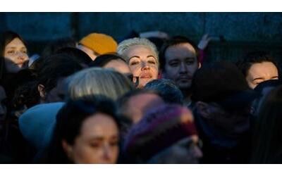 Yulia Navalnaya in fila per sei ore a Berlino,  «Navalny» sulla scheda:...