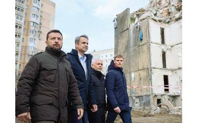 Zelensky è sfuggito alla morte: sfiorato  da un missile russo durante la visita a Odessa con il premier greco