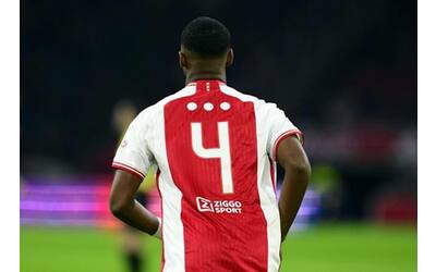 Ajax, puntini sulla maglia al posto dei nomi dei calciatori contro odio social