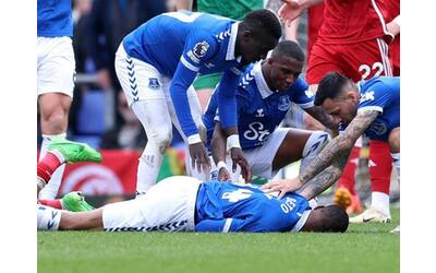Beto (Everton) sviene dopo un colpo alla testa: fuori in barella e con l’ossigeno