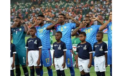 Congo, i giocatori mimano il gesto della pistola alla tempia durante l’inno prima della semifinale di Coppa d’Africa