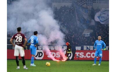 Contestazione dei tifosi, fumogeni contro il Napoli a Torino: partita interrotta