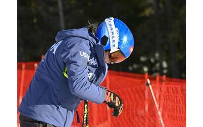 Coppa del mondo sci, incidente Mikaela Shiffrin. Cade in pista, arriva l’elicottero: cosa è successo