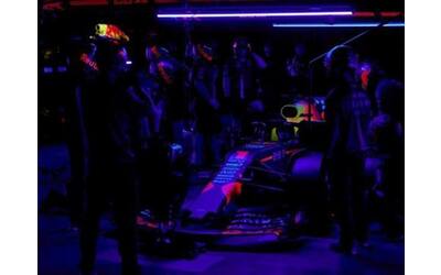 F1, il pit stop al buio della Red Bull. Il tempo è incredibile