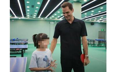 federer perde a ping pong con una bambina di 9 anni e con il rovescio quasi la colpisce