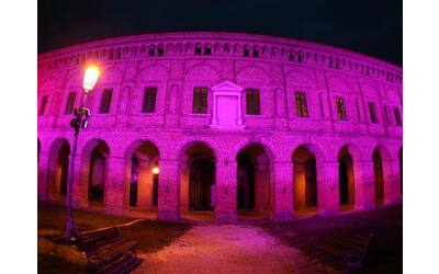 Giro d’Italia 2024: monumenti illuminati di rosa e rosso contro la violenza sulle donne