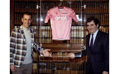 giro d italia 2024 svelata la maglia rosa alla pinacoteca di brera