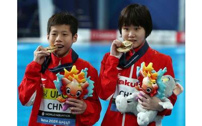 huang tuffatore cinese di 13 anni oro ai mondiali di nuoto 2024