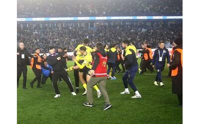 Il Fenerbahce resta in Turchia: assemblea di 25 mila tifosi vota no al ritiro dalla Super Lig