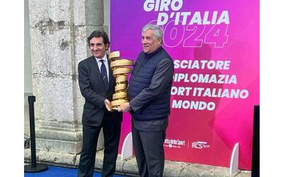 Il Giro d’Italia al G7 di Capri, Cairo regala maglie rosa ai ministri europei