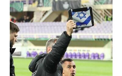 il maccabi haifa e i cori anti israele della fiorentina bandiera mostrata su un ipad