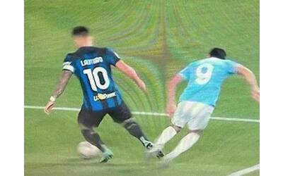 Il rigore su Lautaro in Inter-Lazio, cos’è successo. Sarri guarda il Var: «Non c’è»