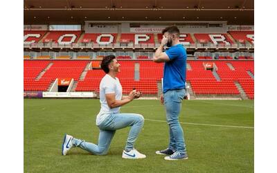 Josh Cavallo, il primo calciatore a fare coming out chiede al compagno di sposarlo allo stadio