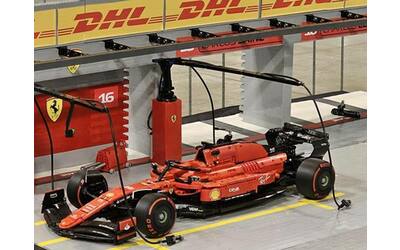 La Ferrari di Charles Leclerc parcheggiata ai box di Cremona (ma è di Lego)