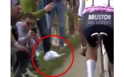 La tifosa prova a far cadere Van der Poel alla Parigi-Roubaix: gli lancia il cappellino nelle ruote