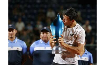 Luciano Darderi, il nuovo fenomeno italiano del tennis: 22 anni, vince l’Atp 250 di Cordoba ed entra nella top 100