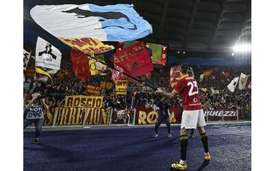 mancini e la bandiera che insulta i laziali dopo il derby vinto dalla roma