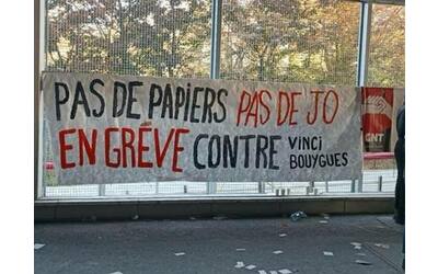 Olimpiadi 2024 Parigi, la protesta degli operai irregolari: cantiere occupato