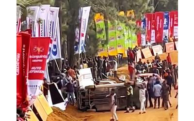 Rally in Sri Lanka, sei morti e decine di feriti: auto sulle tribune al Fox Hill Supercross