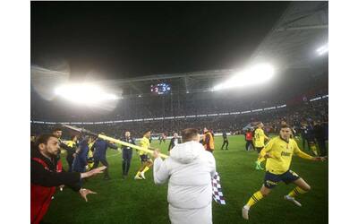 Ultrà del Trabzonspor aggrediscono i giocatori del Fenerbahce in campo