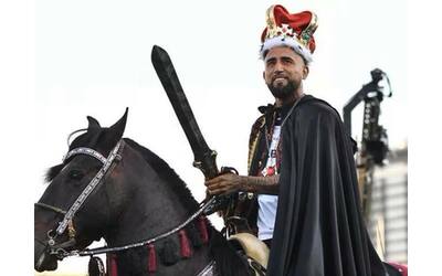 Vidal la presentazione al Colo Colo come Re Artù: tra elicottero e cavallo