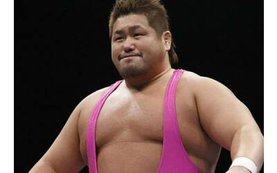 yutaka yoshie morto il campione di wrestling si sentito male nello spogliatoio
