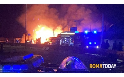 Incendio a Ostia, paura all'Idroscalo: abitazioni avvolte dalle fiamme