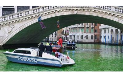Acqua verde da Venezia a Milano: l’ultimo blitz di Extinction Rebellion....