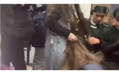 aggressione sulla metro di roma donna difende un anziana e viene aggredita da una borseggiatrice