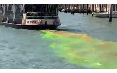 colorante verde e rosso nel canal grande a venezia