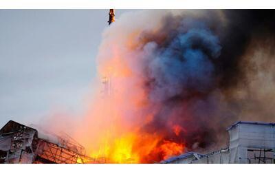 Copenaghen, crollata parte dell'edificio della Borsa: incendio esteso a metà...