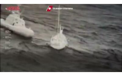 Disperso in mare da giorni: il salvataggio del velista soccorso dalla Guardia Costiera