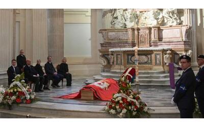 funerali vittorio emanuele alle 14 45 l addio in duomo al principe mai diventato re