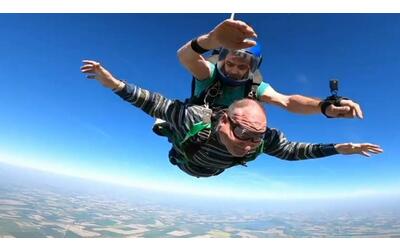 Gianfranco, paraplegico dalla nascita, e il lancio col paracadute: «Che libertà»