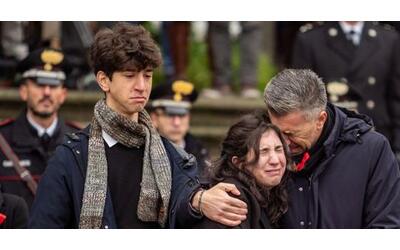 I funerali di Giulia Cecchettin: le lacrime, il «rumore», il discorso del padre. «Ora sei una stella»