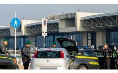 I «furbetti» del reddito di cittadinanza: bloccati a Linate con i bagagli...