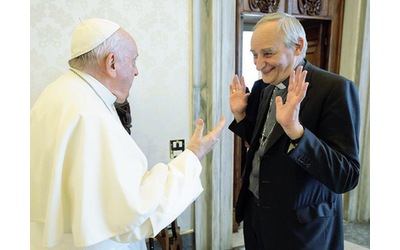 Il cardinale Zuppi: «Anche per mio padre io ero don Matteo. Chi salva i migranti non va criminalizzato»