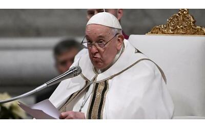 il papa alla messa della vigilia di natale il nostro cuore a betlemme no alla logica delle armi