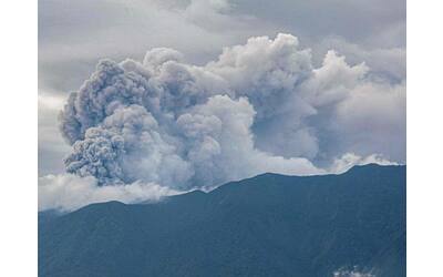indonesia erutta il vulcano marapi uccisi undici alpinisti che erano vicini alla vetta